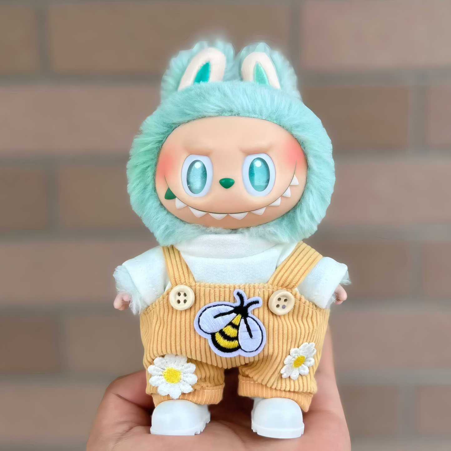 Sunny Bee Garden Look 3-Piece Set | Fits 15–17cm Labubu Dolls | Straw Hat, Top, Bee Overalls